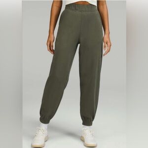 Lululemon Relaxed High-Rise Jogger
Carob Brown. Women’s size 2 great condition